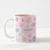 Custom Monogram Coastal Seashell Pearl Ocean Gesch Zweifarbige Tasse (Links)
