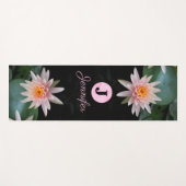CUSTOM MONOGRAM NAMASTE ZEN SOFT PASTEL PINK LOTUS YOGAMATTE (Vorderseite (Horizontal))
