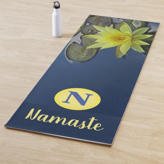 CUSTOM MONOGRAM NAMASTE ZEN YELLOW LOTUS FLORAL YOGAMATTE (Beispiel)