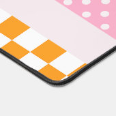 Custom Monogram Pink Orange Polka Dot Karo Schreibtischunterlage (Ecke)