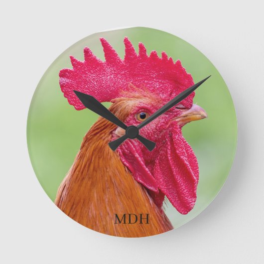 Custom monogram Rooster Close-Up Runde Wanduhr (Vorderseite)