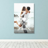 Custom Monogram Stylische Liebe Couple Heart Arrow Leinwanddruck (Insitu (Holzboden))