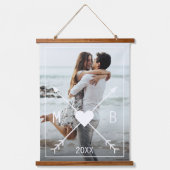 Custom Monogram Stylish Liebe Heart Arrows 2024 Wandteppich Mit Holzrahmen (Vorderseite)