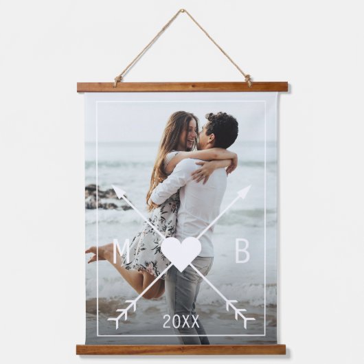 Custom Monogram Stylish Liebe Heart Arrows 2024 Wandteppich Mit Holzrahmen (Vorderseite)