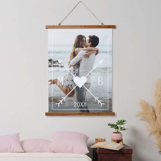 Custom Monogram Stylish Liebe Heart Arrows 2024 Wandteppich Mit Holzrahmen (Schlafzimmer)