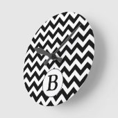 Custom Monogrammed Large Black Chevron Design Runde Wanduhr (Winkel)