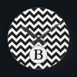 Custom Monogrammed Large Black Chevron Design Runde Wanduhr<br><div class="desc">This product features a classic large black and white chevron  zig-zag design with a personalized monogram initial. You can customize the initial or add your own text on the product order page.</div>