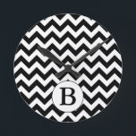 Custom Monogrammed Large Black Chevron Design Runde Wanduhr<br><div class="desc">This product features a classic large black and white chevron  zig-zag design with a personalized monogram initial. You can customize the initial or add your own text on the product order page.</div>