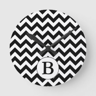 Custom Monogrammed Large Black Chevron Design Runde Wanduhr
