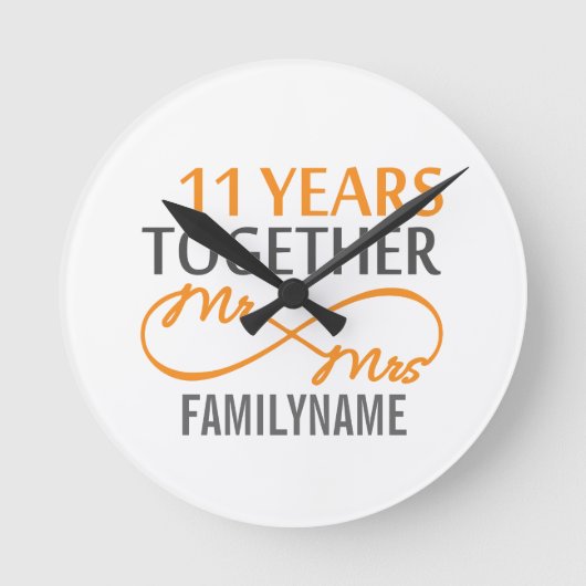 Custom Mr and Mrs 11th Anniversary Runde Wanduhr (Vorderseite)
