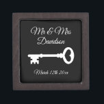Custom Mr. and Mrs. old Vintage Key Ehering Kiste<br><div class="desc">Angepasster und Vintager Schlüssel-Ehering-Ring halten Geschenkboxen mit Magnetdeckel. Fügen Sie einen personalisierten Nachnamen von Braut und Bräutigam / Neugeborenen hinzu. Schlüssel zu meinem Herz Symbol Design mit stilvollem Skript Typografie Vorlage. Auch schön für die Verlobung, Jubiläum, Brautparty etc. Romantische Holzkisten für ihn und sie heiraten. Kleine und große Größe für...</div>