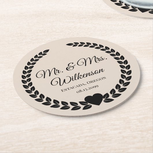 Custom Mr. & Mrs. Bride und Groom neu verheiratet Runder Pappuntersetzer (Angewinkelt)