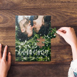 Custom Mr. & Mrs Happy Wedding Anniversary Foto Puzzle<br><div class="desc">Feiern Sie Ihren Hochzeitstag und Mr. & Mrs. mit unserem lustigen und trendigen, fröhlichen Jubiläum Custom Foto Puzzle. Unser Design zeichnet sich durch ein großes Foto-Design aus, um Ihr eigenes Foto zu zeigen. "Happy Anniversary", Hochzeitstermin und Name entworfen in einem trendigen, typografischen Design über dem Puzzle-Foto angezeigt. Angepasst mit Hochzeitsdatum...</div>