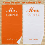 Custom Mr&Mrs Honeymoon Gift Newlyweds Orange Strandtuch<br><div class="desc">Herzlich willkommen bei Mr&Mrs Orange Beach Handtuch! Dieses weiche und absorbierende Handtuch ist personalisiert mit den Namen der Paare und etabliert Jahr,  sodass es ein perfektes Geschenk für ihre besondere Gewerkschaft zu feiern.</div>