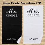 Custom Mr&Mrs Honeymoon Gift Newlyweds Strandtuch<br><div class="desc">Machen Sie die Flitterwochen mit diesem personalisierten Mr&Mrs Strandtuch zu Erinnerungen! Dieses Handtuch ist mit Ihrem Namen oder Namen für Mr. oder Mr. und einem festen Jahr ausgestattet und ist das ideale Geschenk für Jungvermählte, die sich auf ihrer besonderen Reise fortbewegen. Ob am Strand oder am Pool, dieses leichte Handtuch...</div>