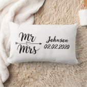 Custom Mr. und Mrs. Black and White Wedding Pillow Lendenkissen (Decke)