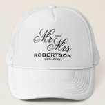 Custom Mr. und Mrs. frisch gezapft Ehepaar Truckerkappe<br><div class="desc">Custom Mr. und Mrs. frisch vermählt Hochzeitspaar Trucker Hat. Elegante typografische Gestaltungskappen für Ehepaare,  Ehemann und Ehefrau,  neue Pfandrechte usw. Fügen Sie Ihren eigenen personalisierten Namen und das Heiratsdatum hinzu. Weiß und andere Farben sind verfügbar.</div>