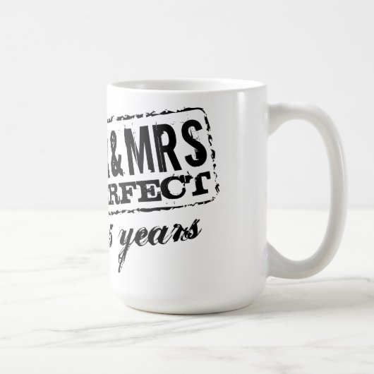Custom Mr. und Mrs. Hochzeitstag Kaffee Umarmungen Kaffeetasse (Rechts)