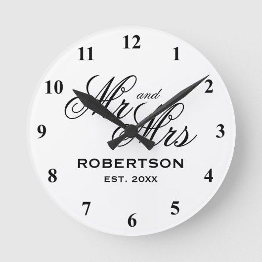 Custom Mr. und Mrs. newlyweds Geschenkuhr Runde Wanduhr (Vorderseite)