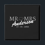 Custom Mr. und Mrs. Wedding Familiengeschenk Magnet<br><div class="desc">Das ist ein Hochzeitsmonogramm-Design. Es ist ein perfektes Geschenk für Paare und ist ein Symbol für Liebe,  Unterstützung und Freundschaft,  die sie auf ihrem Weg durch die Ehe immer umgeben werden.</div>