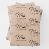 Custom Mrs. Est. Modern Elegant Script Newlywed Geschenkpapier Set (Beispiel)