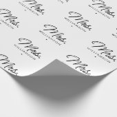Custom Mrs. Est. Modernes, elegantes Script neu Geschenkpapier (Ecke)