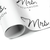 Custom Mrs. Est. Modernes, elegantes Script neu Geschenkpapier (Rolleneckpunkt)