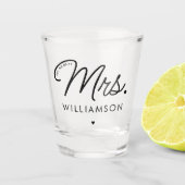 Custom Mrs. Est. Modernes, elegantes Script neu Schnapsglas (Vorderseite)