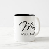 Custom Mrs. Est. Modernes, elegantes Script neu Zweifarbige Tasse (VorderseiteRechts)