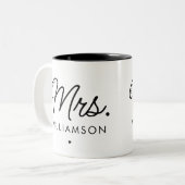 Custom Mrs. Est. Modernes, elegantes Script neu Zweifarbige Tasse (Vorderseite Links)