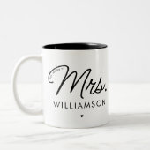 Custom Mrs. Est. Modernes, elegantes Script neu Zweifarbige Tasse (Links)
