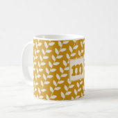 Custom Mustard 70s Retro Leaf Pattern Monogram Kaffeetasse (Vorderseite Links)