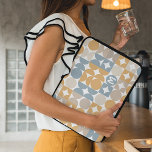 Custom Mustard Taupe Grau Blue Retro Art Muster Laptopschutzhülle<br><div class="desc">Schöne zeitgenössische graublaue, beige braune, taupe, ockergelbe und weiße geometrische Kreise und Halbkreise Muster auf einem knusprigen weißen Hintergrund. Mit der Option, um zu personalisieren oder mit einem Namen Monogramm oder Initial Ihrer Wahl. Verziertes, elegantes, stilvolles und eklektisches Design für die extravagante künstlerische Mode, die künstlerische Modediva, den beliebten angesagten...</div>