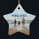 Custom Myrtle Beach zu jedem Beach Souvenir wechse Keramik Ornament<br><div class="desc">Mit Monogramm, individualisierbarer Myrtle Beach, Souvenirdekor von South Carolina mit flexiblen Jahreszeiten und einer sonnigen Szene am Meer, die eine glückliche Familie zeigt, die die schöne Grand Strand Surf und Sand genießt. Da der Skripttext auf diesem Ornament vollständig anpassbar ist, können Sie den Namen in jeden Strand Ihrer Wahl ändern,...</div>