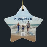 Custom Myrtle Beach zu jedem Beach Souvenir wechse Keramik Ornament<br><div class="desc">Mit Monogramm, individualisierbarer Myrtle Beach, Souvenirdekor von South Carolina mit flexiblen Jahreszeiten und einer sonnigen Szene am Meer, die eine glückliche Familie zeigt, die die schöne Grand Strand Surf und Sand genießt. Da der Skripttext auf diesem Ornament vollständig anpassbar ist, können Sie den Namen in jeden Strand Ihrer Wahl ändern,...</div>