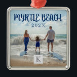 Custom Myrtle Beach zu jedem Beach Souvenir wechse Ornament Aus Metall<br><div class="desc">Mit Monogramm, individualisierbarer Myrtle Beach, Souvenirdekor von South Carolina mit flexiblen Jahreszeiten und einer sonnigen Szene am Meer, die eine glückliche Familie zeigt, die die schöne Grand Strand Surf und Sand genießt. Da der Skripttext auf diesem Ornament vollständig anpassbar ist, können Sie den Namen in jeden Strand Ihrer Wahl ändern,...</div>