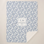Custom Name Dusty Blue Toile Floral Cozy Blanket Sherpadecke (Vorderseite)