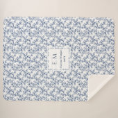 Custom Name Dusty Blue Toile Floral Cozy Blanket Sherpadecke (Vorderseite (Horizontal))