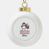Custom Name Penguin First Christmas Design Keramik Kugel-Ornament (Vorderseite)