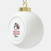 Custom Name Penguin First Christmas Design Keramik Kugel-Ornament (Rechts)