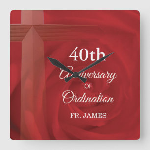 Custom Name Priest Anniversary Ordination Red Rose Quadratische Wanduhr