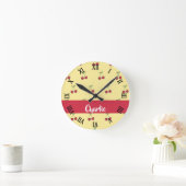 Custom name red cherries pattern runde wanduhr (Zuhause)