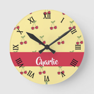 Custom name red cherries pattern runde wanduhr