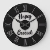 “Custom Name Roman Numeral – Modern Black Große Wanduhr (Vorderseite)