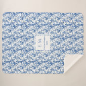 Custom Name Royal Blue Toile de Jouy Throw Blanket Sherpadecke (Vorderseite (Horizontal))
