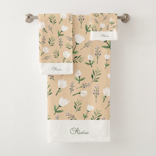Custom Name Towels – White Floral on Vanilla Badhandtuch Set (Insitu)