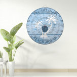 Custom Nautical Blue Wood Beach House Dartscheibe<br><div class="desc">Entspannen Sie in Ihrem Spielzimmer oder in einem Strandhaus mit unserem Custom Nautical Blue Wood Beach House Dart Board, das Küstenstreifen mit personalisiertem Stil für Stunden der Unterhaltung kombiniert. Hauptmerkmale: Nautical Blue Design: Mit einem beruhigenden nautisch-blauen Farbschema, das das Ambiente jedes Strandhauses oder Spielsaals mit einem Küstenstreifen steigert. Anpassungsoptionen: Personalisieren...</div>