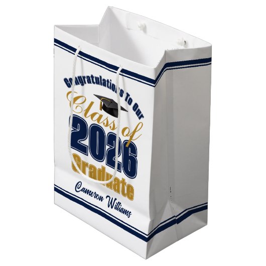 Custom Navy Blue Gold Class of 2026 Graduation Mittlere Geschenktüte (Vorderseite Schrägansicht)