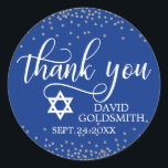 Custom Navy Blue Silver BAT/BAR MITZVAH Vielen Dan Runder Aufkleber<br><div class="desc">Lieblich kalligraphische Skript personalisiert danke Ihnen BAT oder BAR MITZVAH Aufkleber,  um Ihre Umschläge und/oder Geschenke Favoriten hinzuzufügen. Navy blauer Hintergrund (kann in jede Farbe geändert werden) mit Stern von DAVID. Imitate silbergrauen Glitzer Konfetti. Ideal für jedes Party. Bearbeiten von Vorlagenlabels</div>