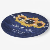Custom Navy Blue Sunflower Rustic Wood Wedding Pappteller (Schrägansicht)